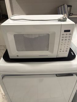 GE White Microwave 700 Watts