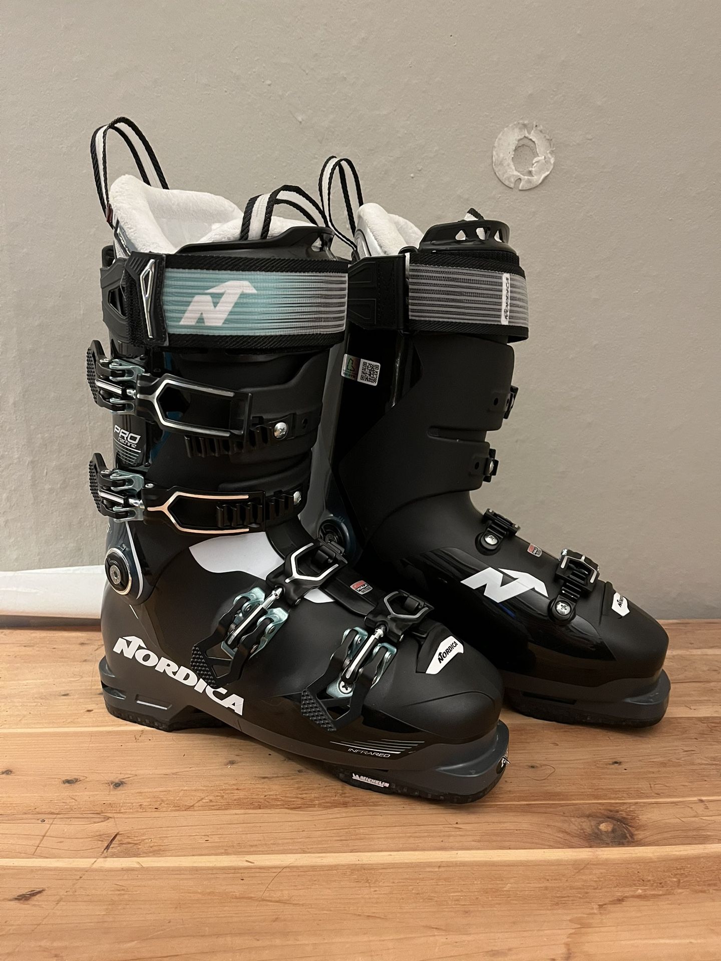 Brand New Women's Ski Boots Nordica Pro Machine 115 W