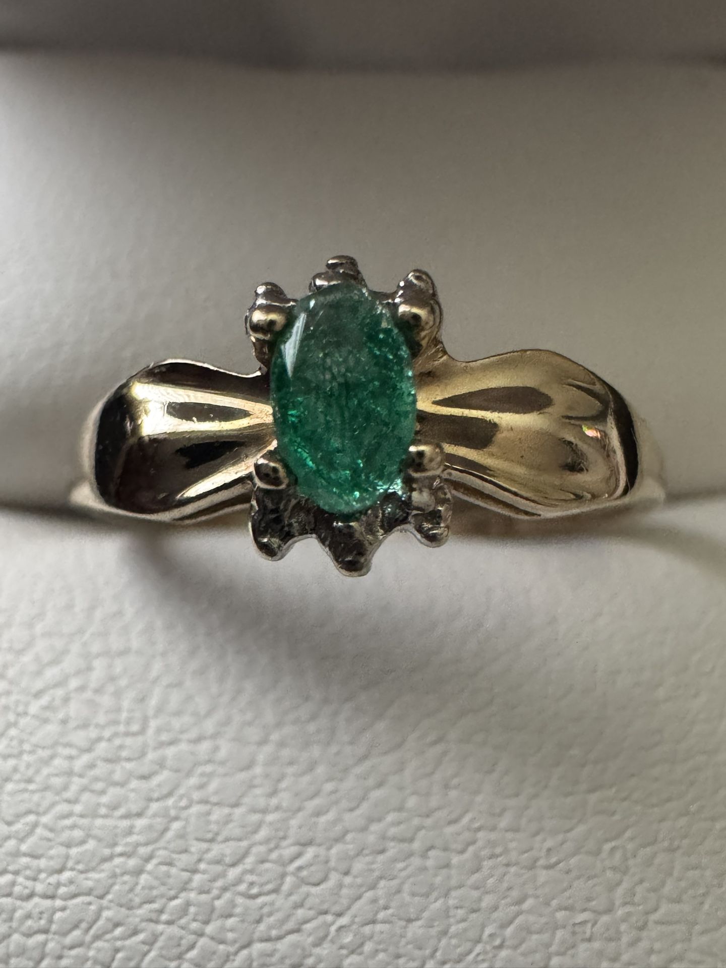 10k Yellow Gold ~5x3mm Oval Emerald Cinched Ring Size 7