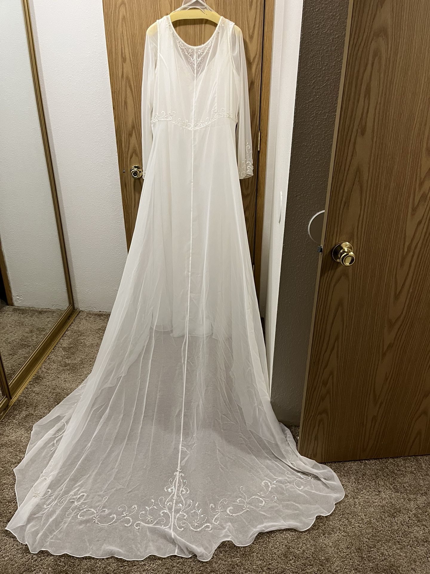 Beautiful Wedding Dress! Size 20!