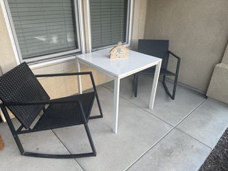 Mesa exterior y 2 mecedoras