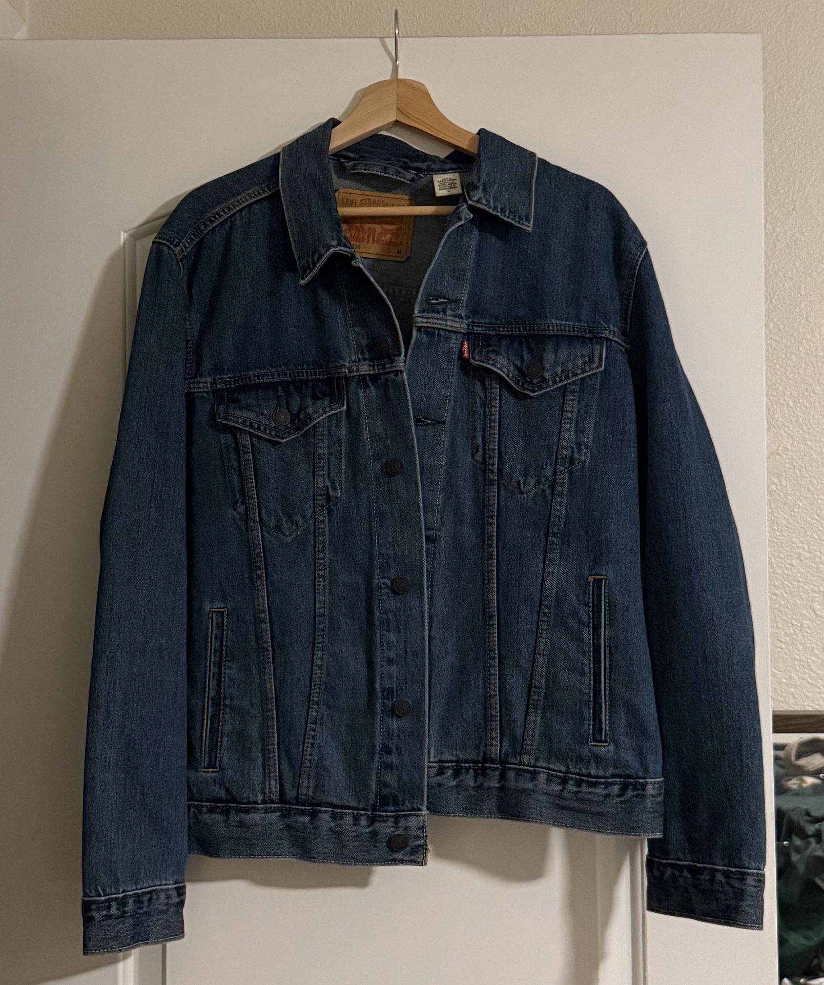 Levi’s Denim/Bomer Jackets (M)