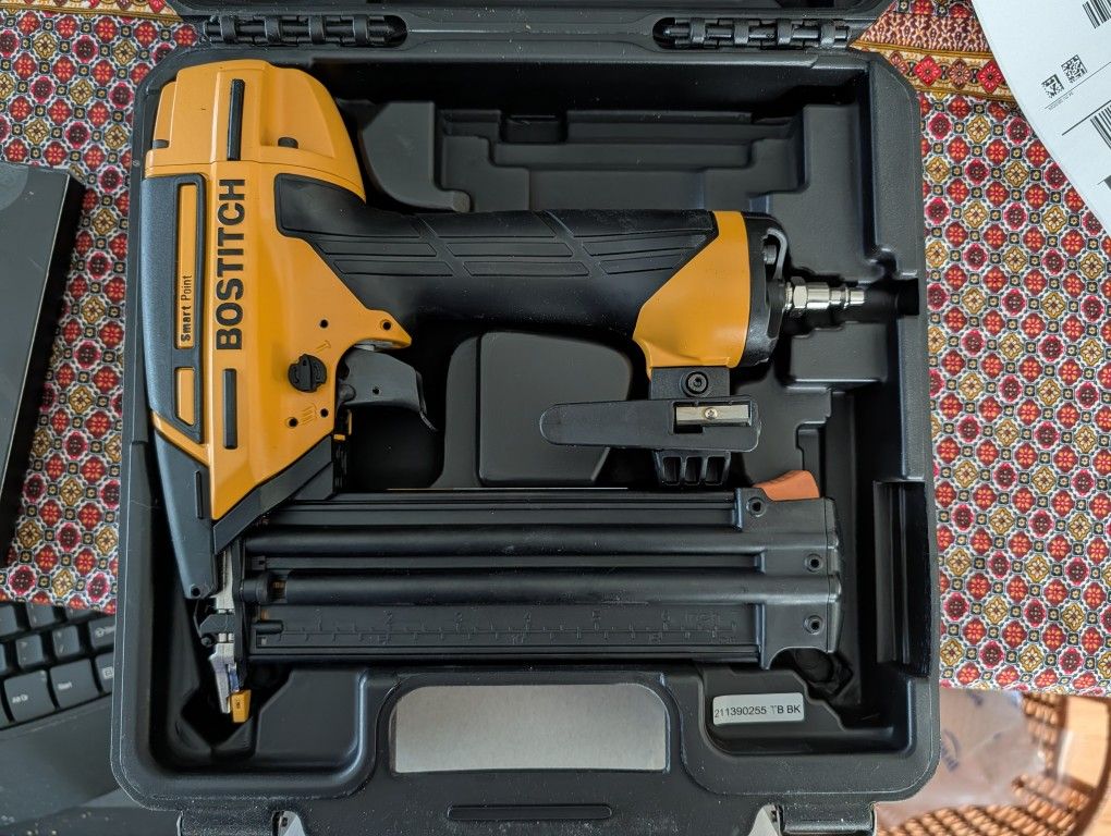 Bostitch BTFP12233 Pneumatic 18 Gauge Brad Nailer Kit