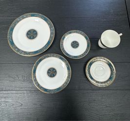 Vintage English Royal Doulton Carlyle Dinnerware Set (5 Pieces)
