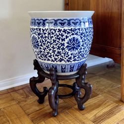 Chinoiserie: two large blue and white porcelain cache-pots with wooden stands