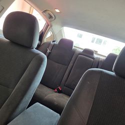 Es Un 2015 Nissan Altima , Color Gris 