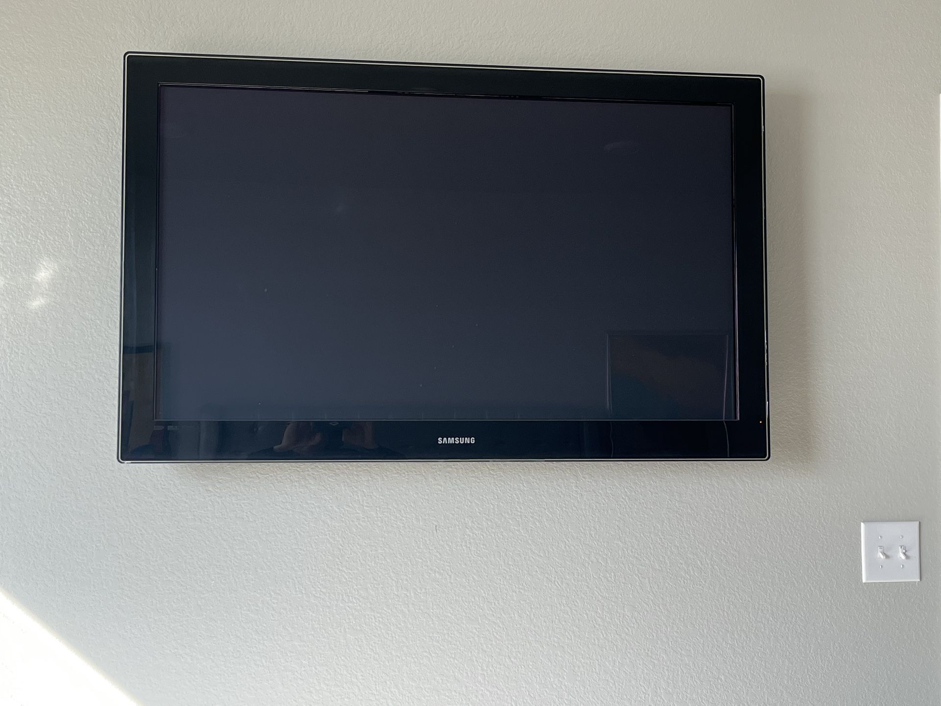 Samsung 50-Inch TV comes with Stand Must Pick Up Before 4 Pm Today $50