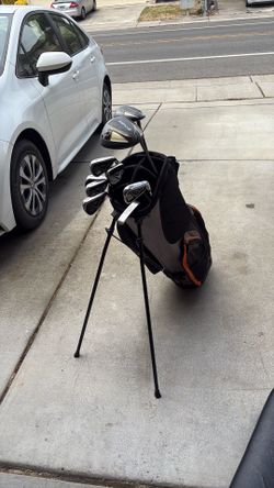 Callaway complete golf club set  Callaway  drivers  nice. Putter with beautiful super light bag with a stand use couple times excellent condition.