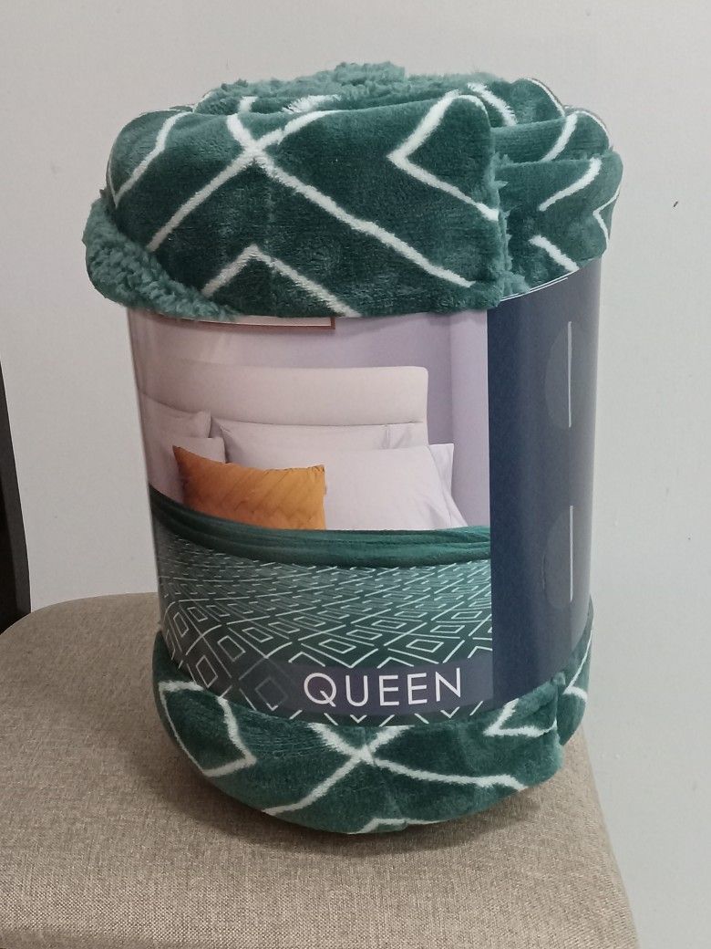 BRAND NEW FLEECE BLANKET 4 SALE, Size: L98 x W92 In.