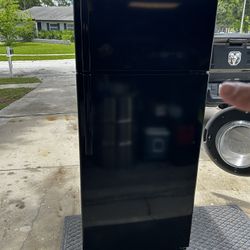 17.5 cu. ft. Top Freezer Refrigerator in Black