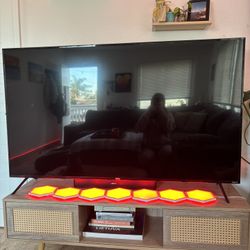 65 inch ONN tv Great Condition One Year Old 