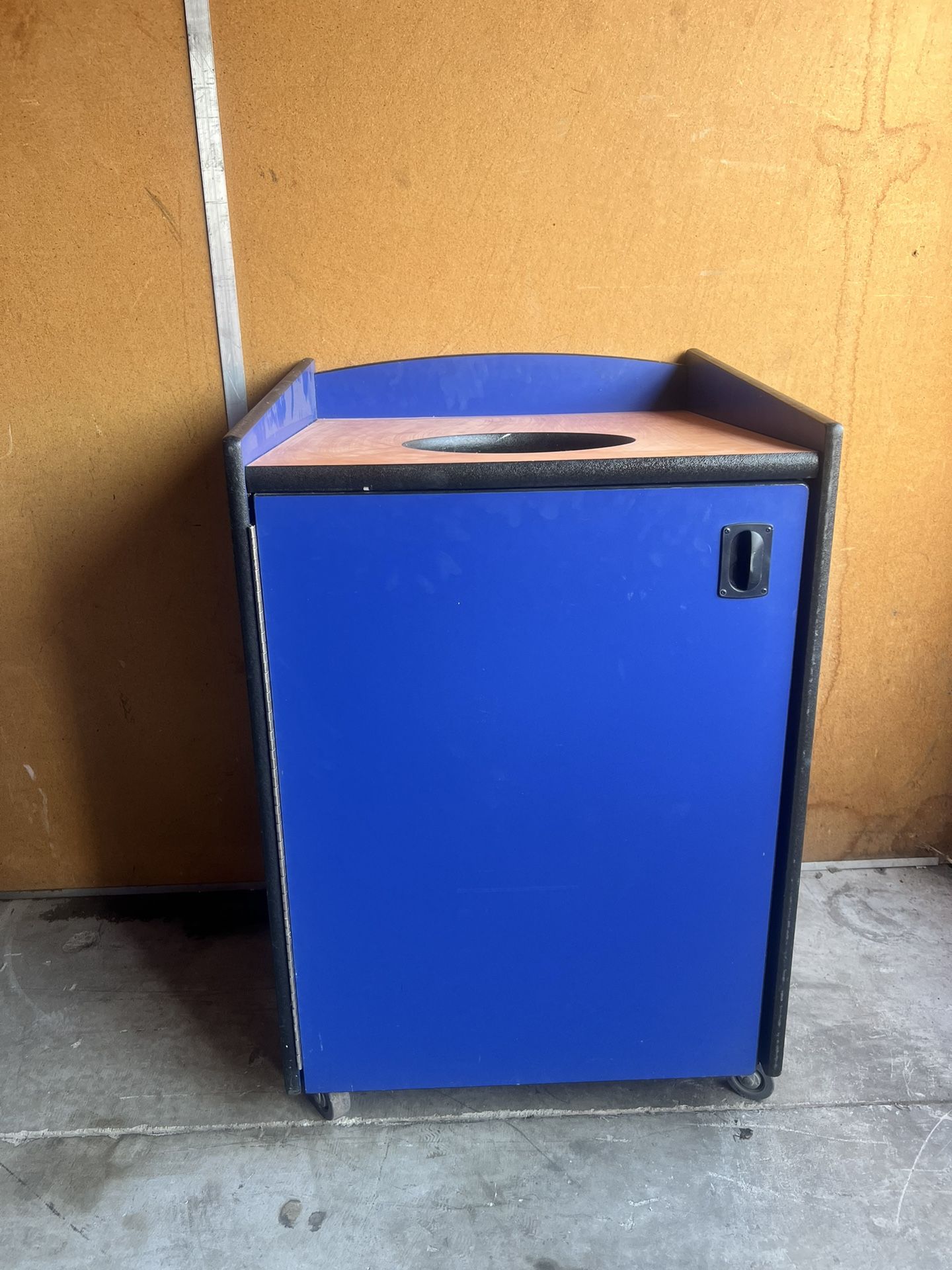 Single top-load trash receptacle