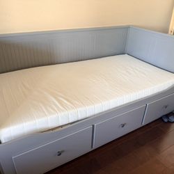 Twin day bed