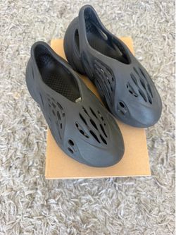 Yeezy Foam Runner Carbon Size w/ Box