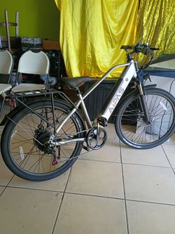 AiPas C2 EXPRESS 26" 750 WATTS WITH CARGO RACK TOP SPEED 28MPH-RANGE 68 MILES FRONT SUSPENSION
Aipas C2 Xpress Electric Bike, featuring a sleek silver