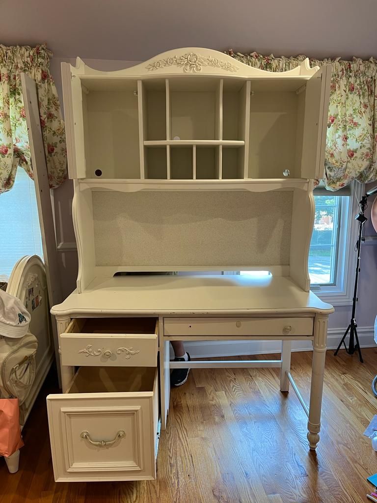 Desk With Hutch
