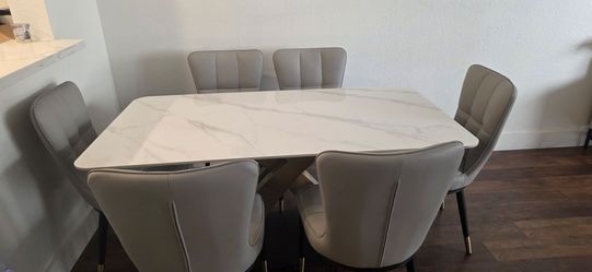 Modern Dining Table – Like New, Barely Used