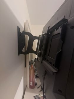 32 in tv and wall mount & remote