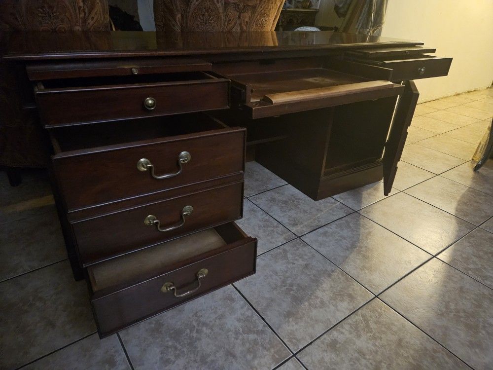 Big Wooden Desk / Escritorio De Madera Grande