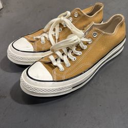 Converse Low Tops Men’s 8.5 Women’s 10.5