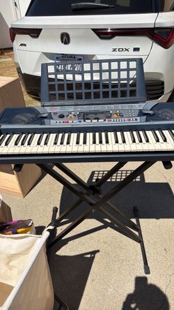 Yamaha Electric Keyboard with Stand and Music Rest