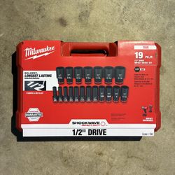 Milwaukee SHOCKWAVE 1/2 in. Drive SAE 6 Point Impact Socket Set (19-Piece) 
