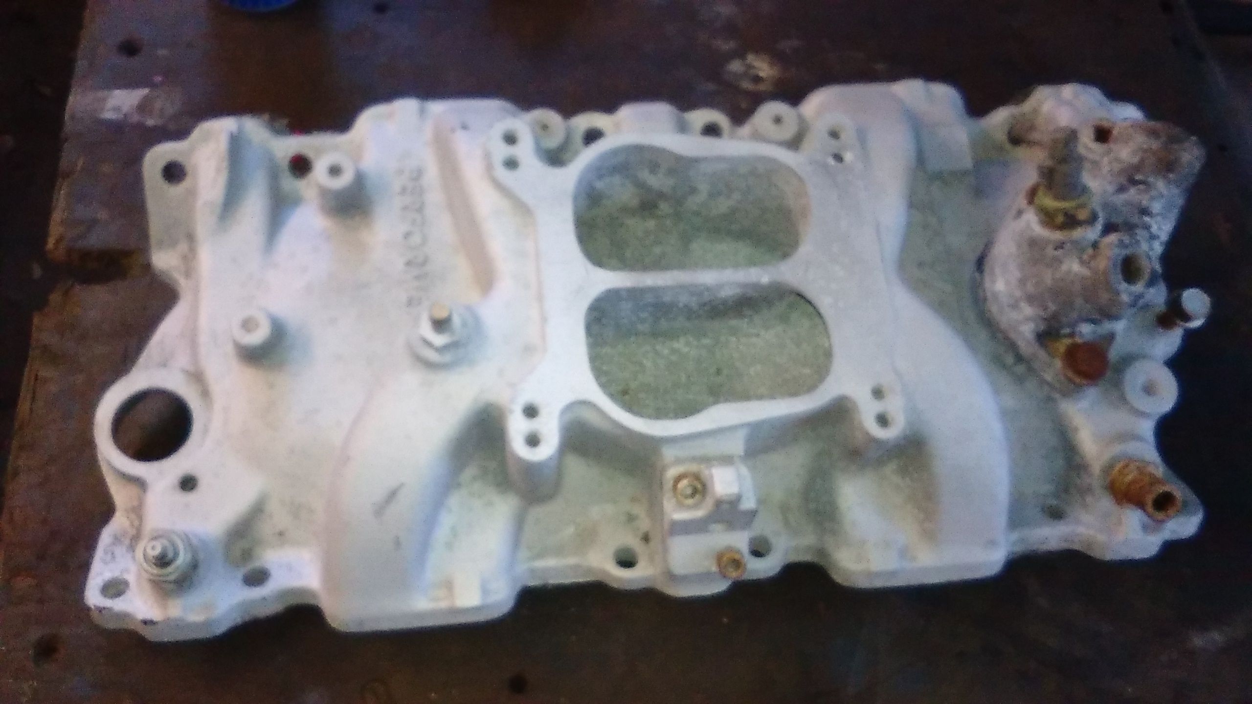 Small block Chevrolet Edelbrock 2104 intake