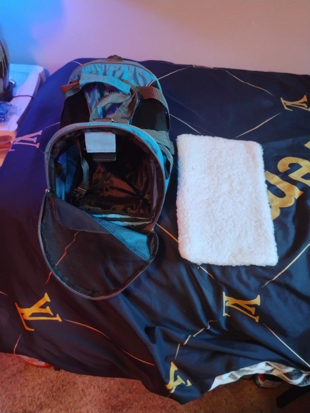 Dog Or Cat Kennel It's For Smaller Dogs And Cats In Perfect Condition Has Shoulder Strap U Can Pull The Comforter Out And Wash It It's Perfect For Vet