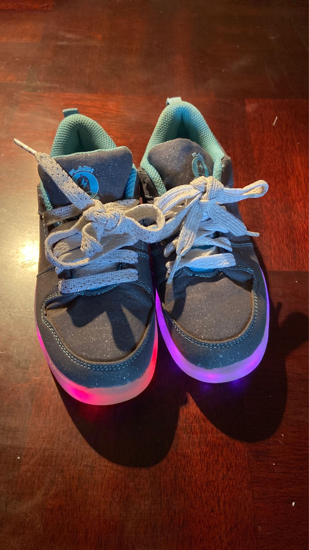 Kids light up shoes like new