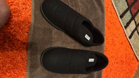 Brand New-Men’s TOMS Slippers 8.5 Blk.