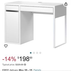 White desk with drawers 