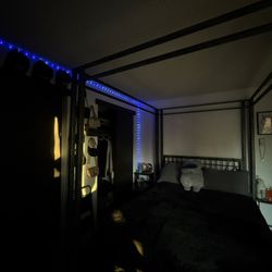 Queen Size Canopy Bed Frame. 