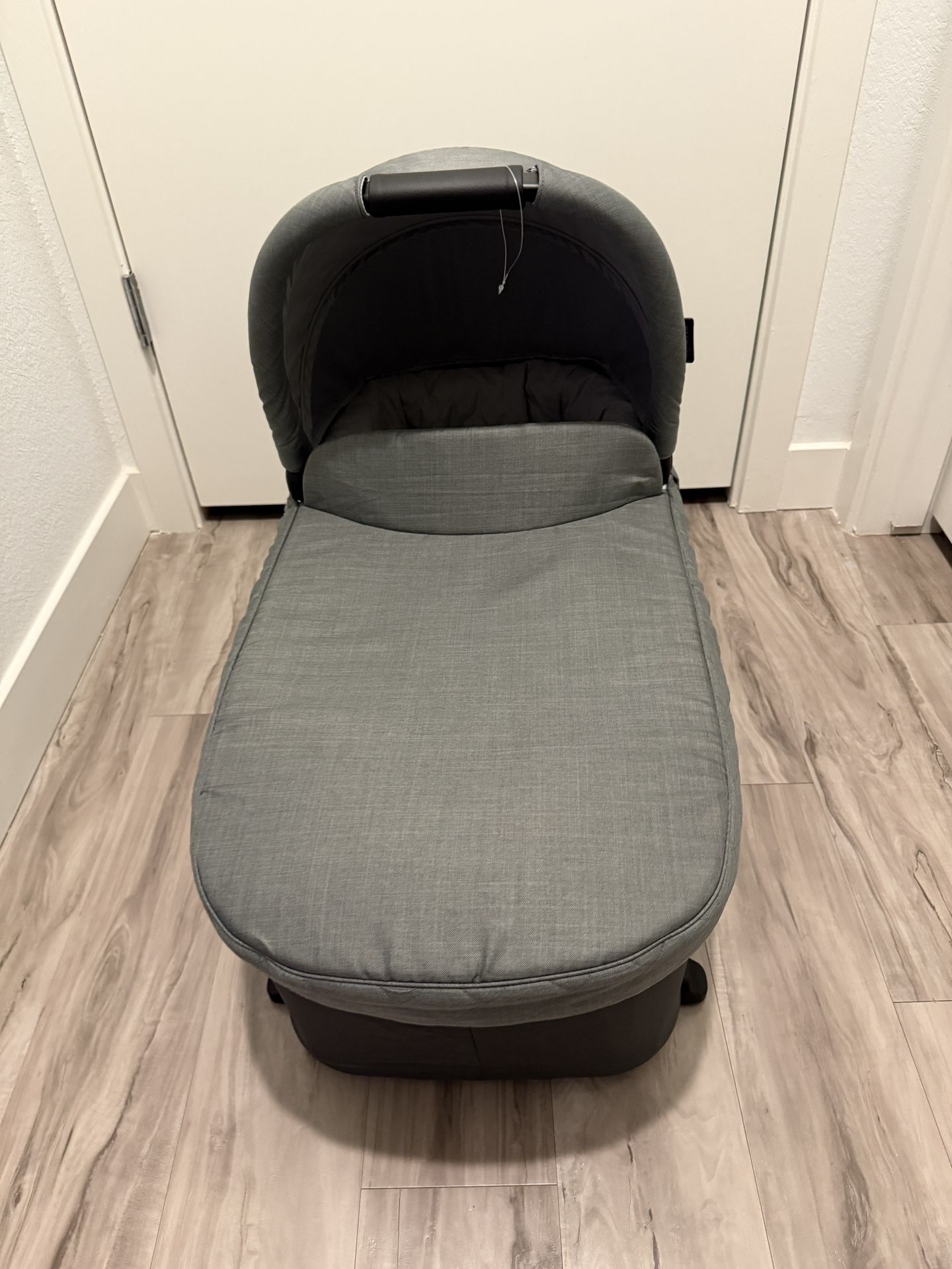 Like New Graco Premier Modes Midtown Gray Carry Cot Bassinet For Graco Modes Stroller