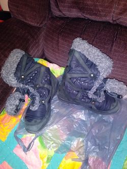 Winter boots well taking care of good sole and cleaned with fur on the inside of them