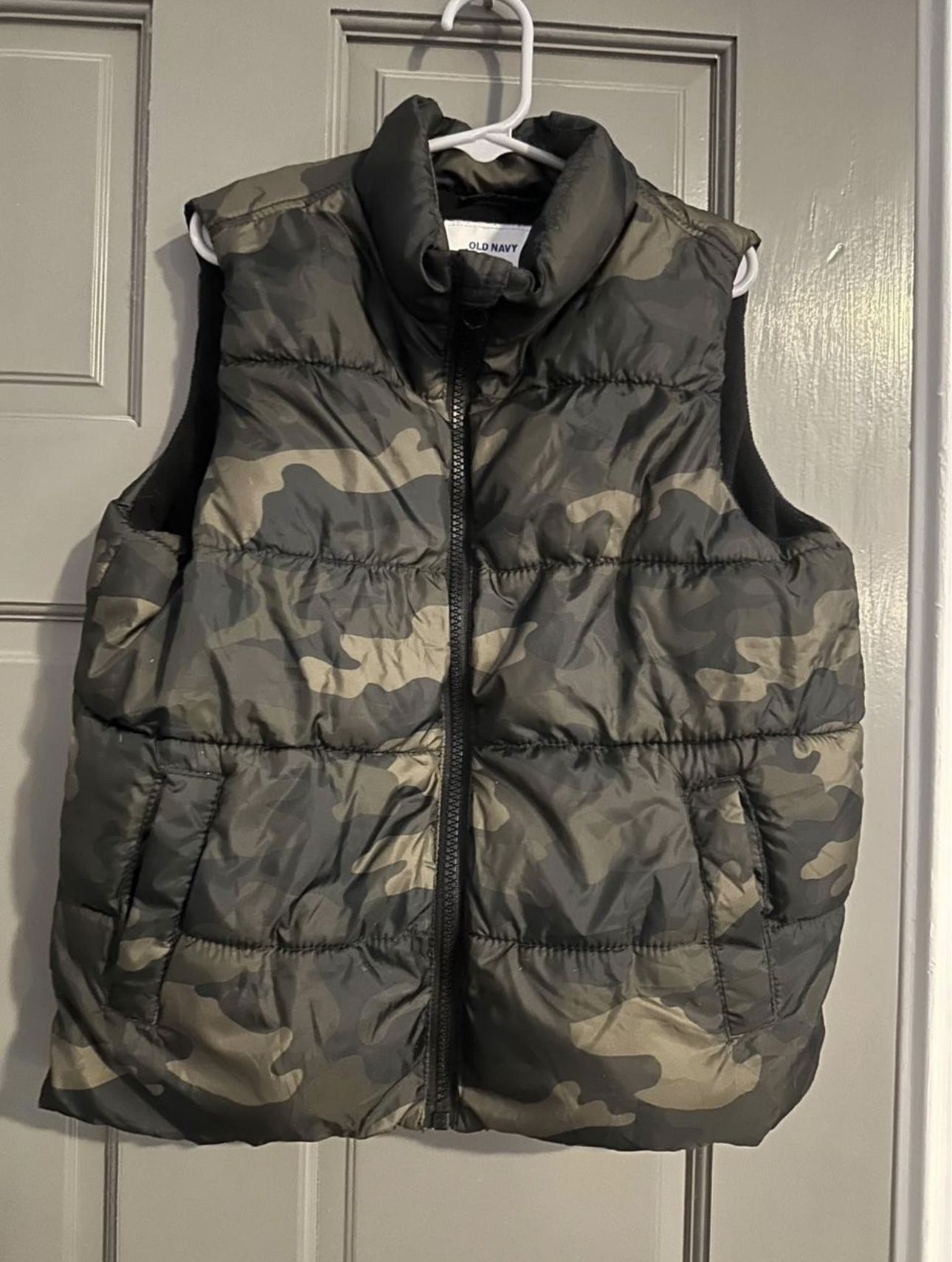 Old Navy Kids Puffer Vest Size 6-7