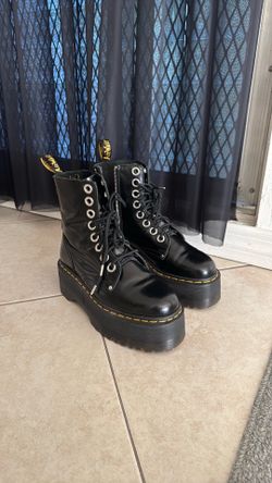 Dr. Martens Jadon Max Boots - black platform - Size 8 US - size 39 Euro