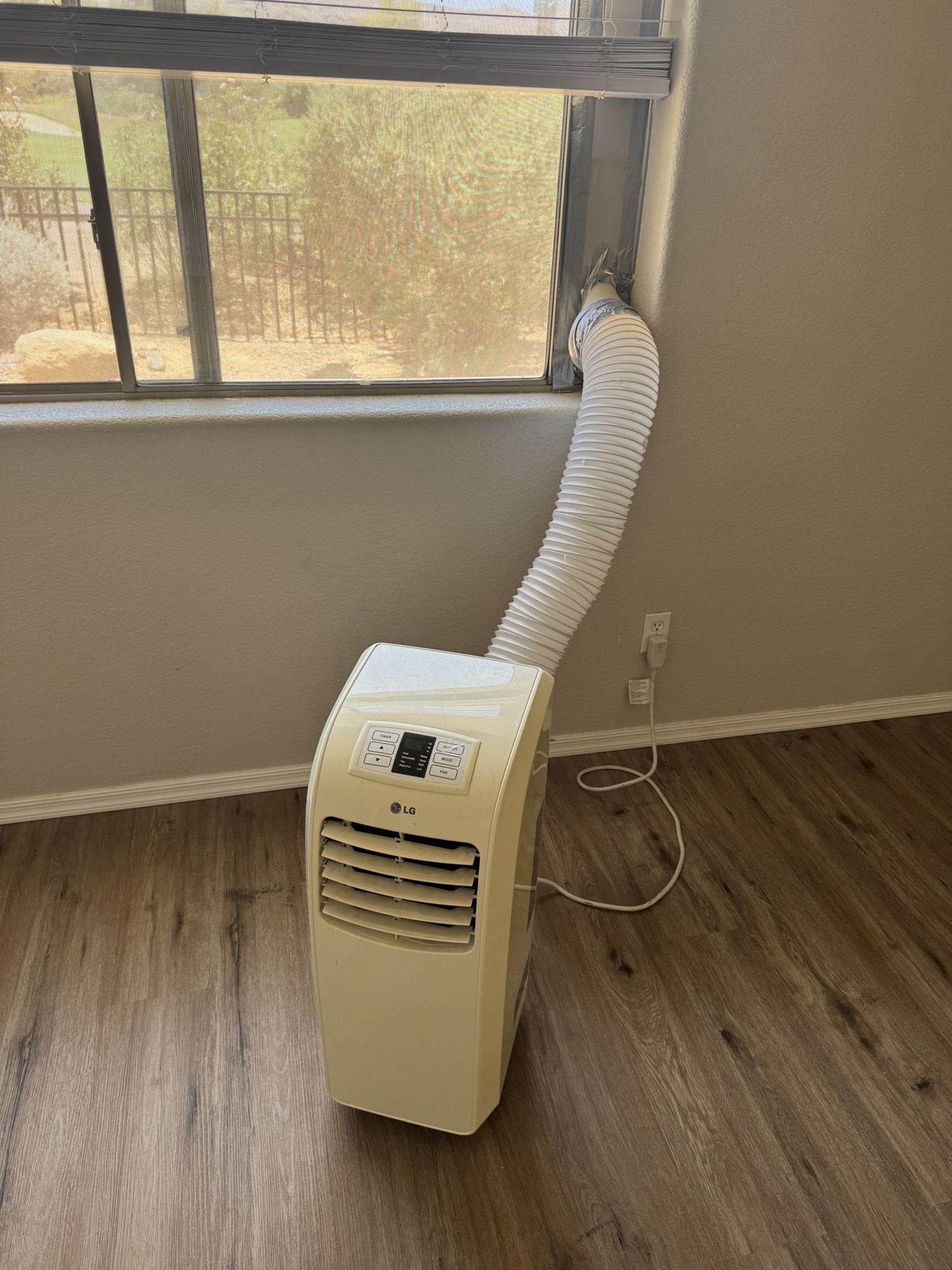 LG 8000 BTU Air conditioner With New hose