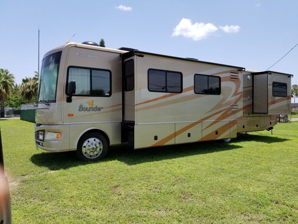 Fleetwood Bounder Motor Home