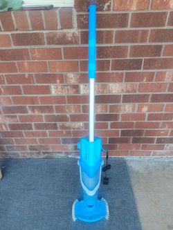 Vacuum pool cleaner with extended handle