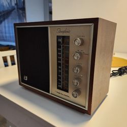 Vintage radio  📻 AM FM	
Realistic 12-1474 AM/FM (1970s)
(wood tube table radio w/FM)
WORKS PERFECT. 
** NO TRADES **