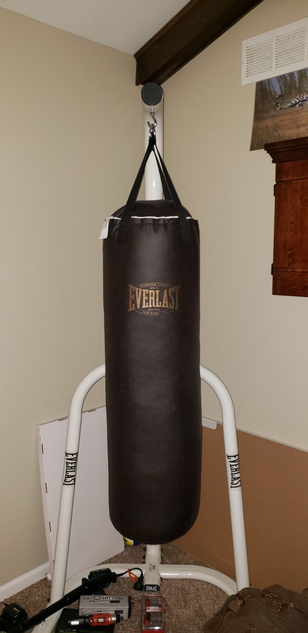 Everlast 100lb vintage punchbag with stand
