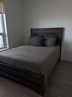 Queen Bedroom Set + TV – Excellent Condition