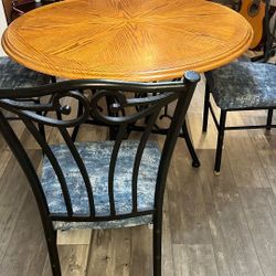 Dinette Room Table  With Four chairs!  (4)