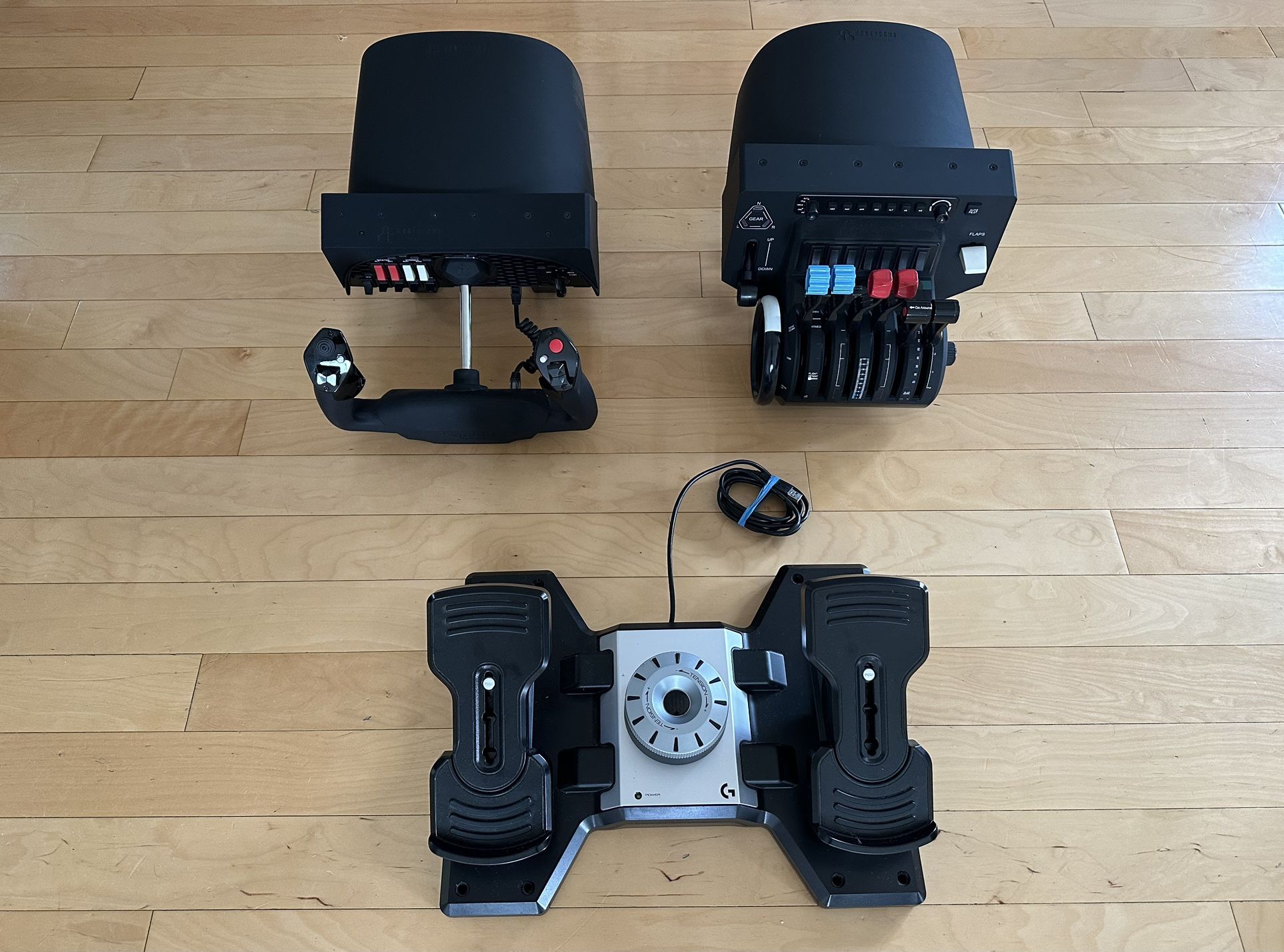 complete set of flight simulator controls (yoke, pedals, throttle;) for