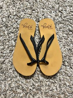 Girl’s Roxy brand black braided flip flop sandals. Size 2