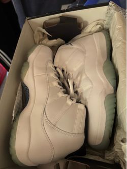 Air Jordan 11 retro lightly used  size 9.5