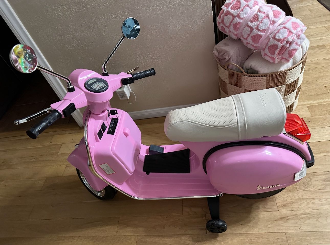 Vespa Pink Bike Electrical 120 W With Charger for Toddler