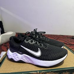 Running Shoes / Nike Renew 
