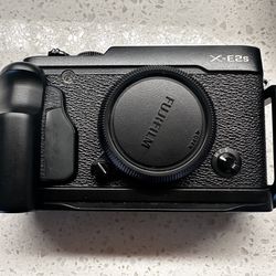 Fujifilm X - E2 Mirrorless Camera With Hand Grip 