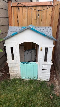 Kids plastic toy house